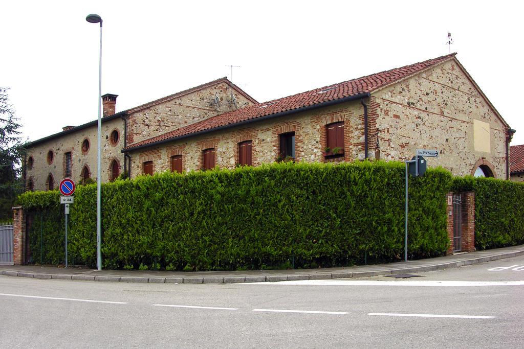 La Corte Dei Galli * Carre