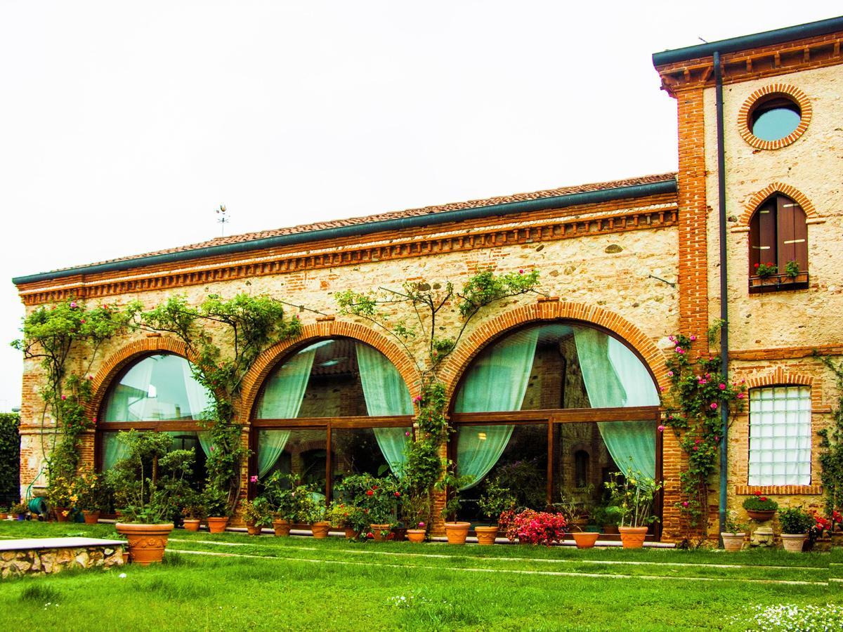 La Corte Dei Galli * Carre