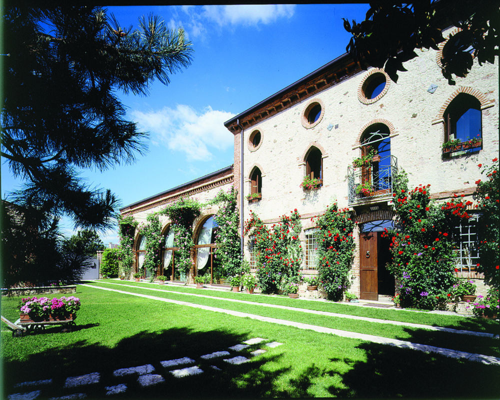La Corte Dei Galli * Carre